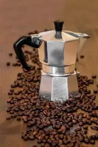 cafetera-italiana-y-granos-de-cafe