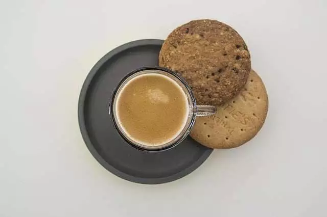 café-descafeinado-con-galletas