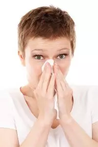 mujer-con-alergia-en-la-nariz