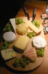 bandeja-de-madera-con-distintos-quesos