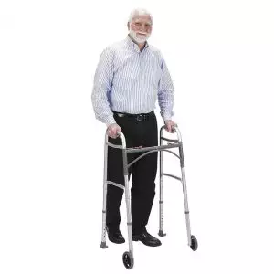 hombre-mayor-usando-andador-para-ancianos