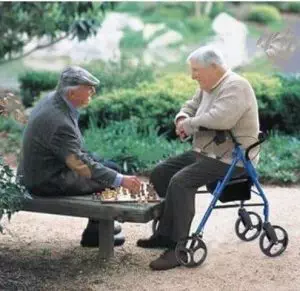 personas-mayores-usando-andador-para-ancianos