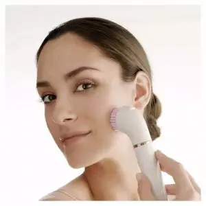 mujer-limpiando-la-cara-con-cepillo-facial