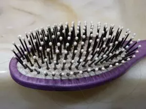 cabello incrustado en cepillo de pelo
